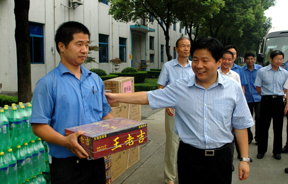 溧阳市代市长苏江华等向导慰问cq9电子官网入口一线员工