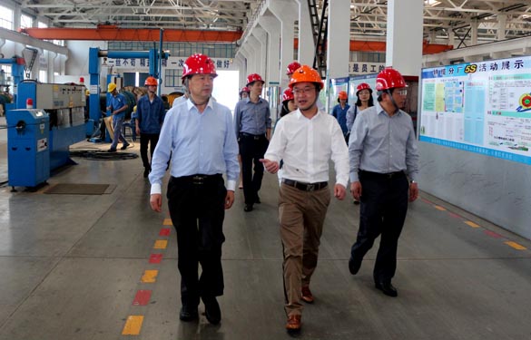 2016年5月6日，，，，，，，江苏省法制办主任于爱荣在集团总司理丁志鸿陪同下旅行生产现场