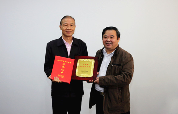 2016年10月12日，，，，，，，常州市经信委副主任潘仁贤一行来cq9电子官网入口电缆旅行调研，，，，，，，并为集团董事长丁山华揭晓江苏省优异企业家奖牌