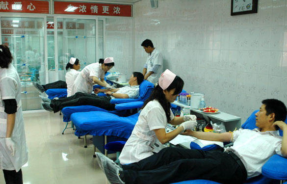 爱心在涌动－－cq9电子官网入口组织员工无偿献血