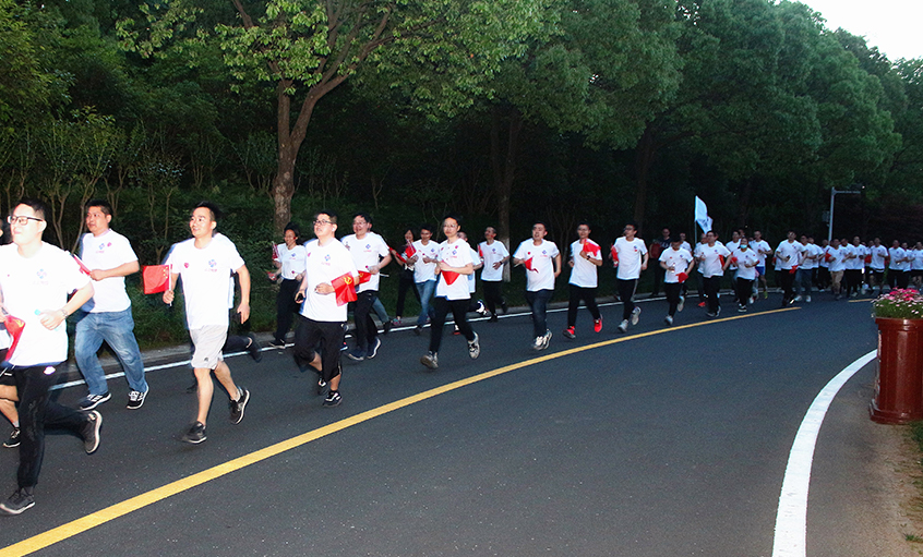 不忘初心 逐梦奔驰——cq9电子官网入口电缆举行“学党史、跟党走、铭党恩”夜跑运动